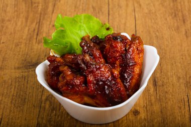 Teriyaki soslu tavuk kanadı.