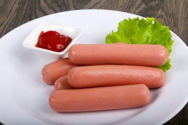 Salata ve ketçap ile sosis haşlama