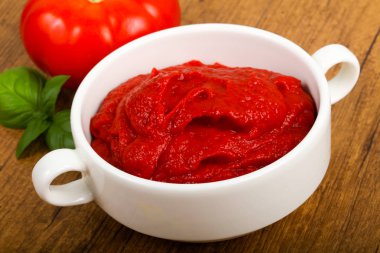 Domates salçası fesleğen yaprakları ile