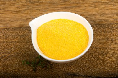 Ham polenta yemek pişirmek için hazır