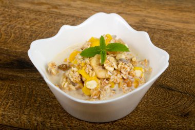 Muz, fındık ve nane ile müsli