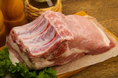 Pişirme için çiğ domuz eti