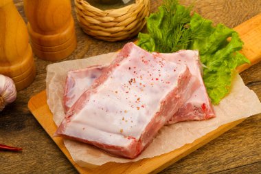 Çiğ domuz pirzolası pişmeye hazır. Baharatlı.