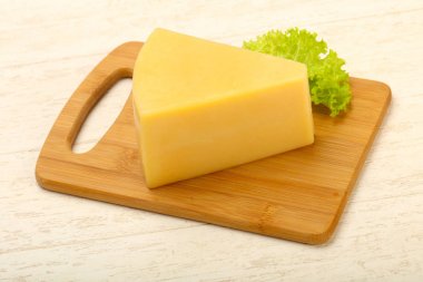 Parmesan peynir üçgenin üzerinde ahşap arka plan