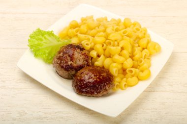 Pirzola ile makarna makarna