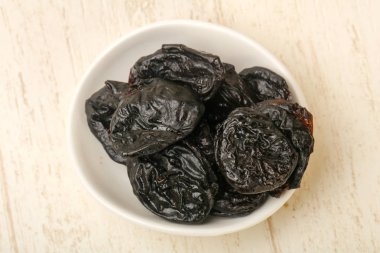 Kuru erik yığın ahşap arka plan üzerinde