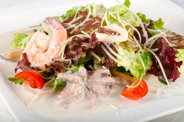 Deniz ürünleri salatası ahtapot, karides, mussell ve calamar