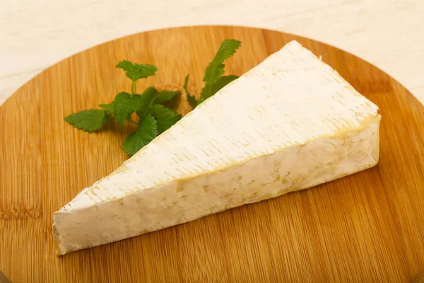 Queso Brie Sobre Tabla Madera —  Fotos de Stock