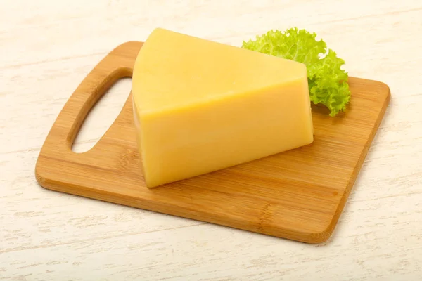 Triângulo Queijo Parmesão Sobre Fundo Madeira — Fotografia de Stock