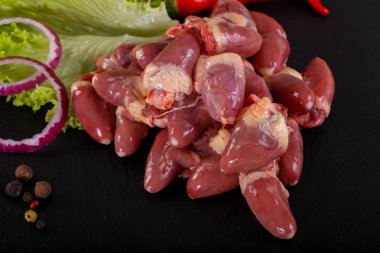 Yemek pişirmek için çiğ tavuk Kalpler