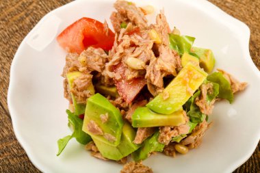 Domates soslu ton balığı ve avokado salatası.