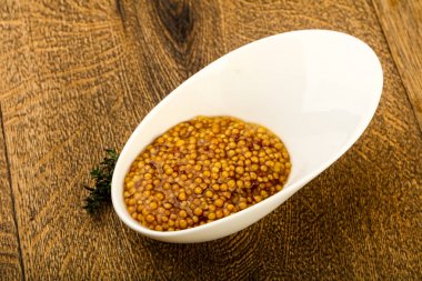 Dijon hardal sos kabın içinde kekik