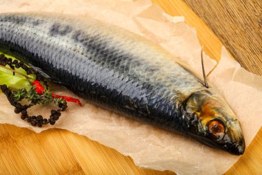 Biber ve baharatlı tuzlu ringa balığı.