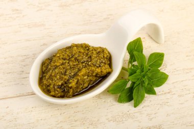 Fesleğenli pesto sos kasede bırakır