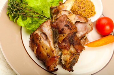 Kavrulmuş domuz diz dijon hardal sos ile