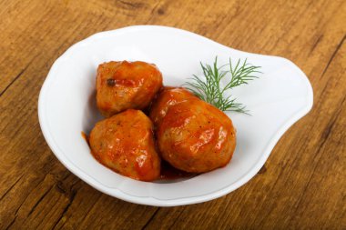 Dereotu, domates soslu köfte servis