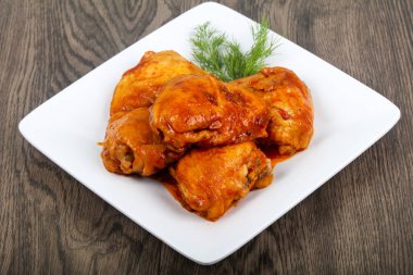 Domates soslu kızarmış tavuk uyluk