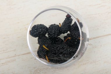 Ahşap arka plan üzerinde siyah Mulberrries yığın