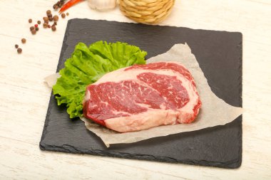 Pirzola pişmeye hazır.