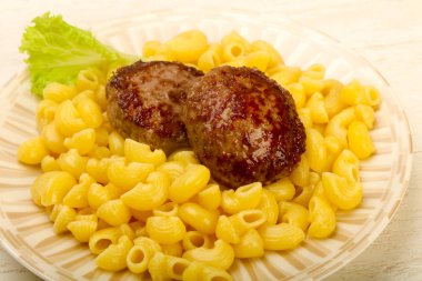 Pirzola ile makarna makarna