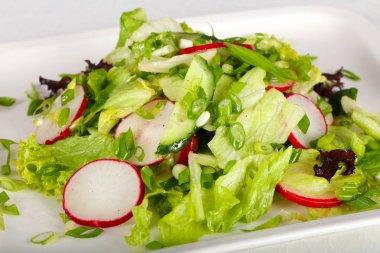 Turp, salatalık ve soğan ile diyet salata