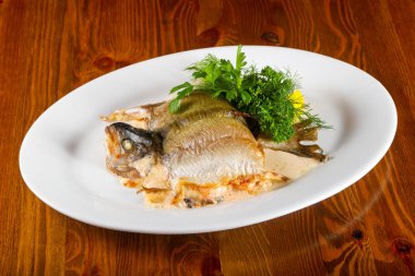 Mantar ve sos ile doldurulmuş alabalık