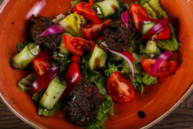 Karaciğer ve sebze salatası