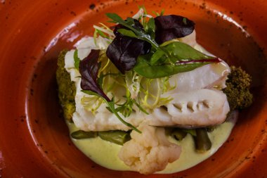 Salata yaprakları ile haşlanmış FITH