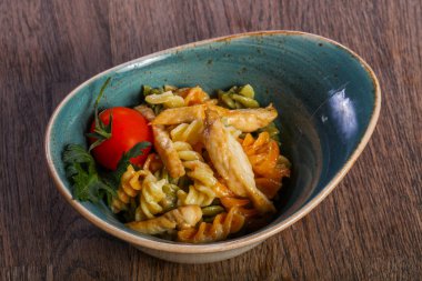 Makarna ile servis tavuk domates ve maydanoz