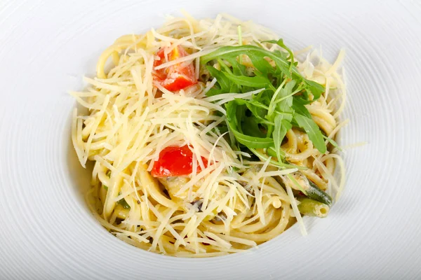 Pasta Con Rúcula Servida Con Champiñones —  Fotos de Stock