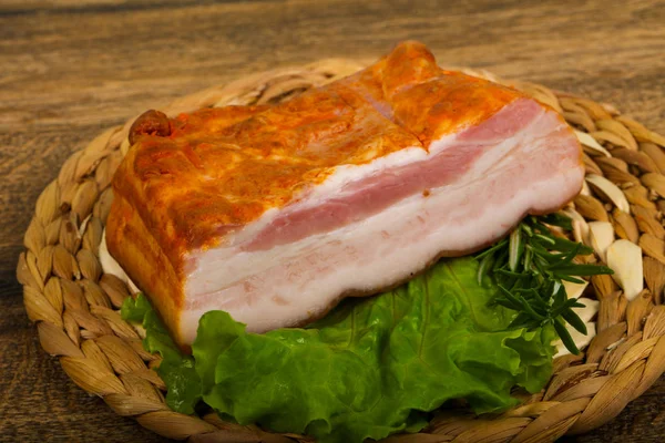 Schweinebraten Mit Salatblättern Und Rosmarin — Stockfoto