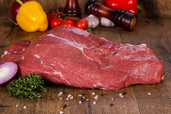 Carne Manzo Cruda Sullo Sfondo Legno — Foto Stock