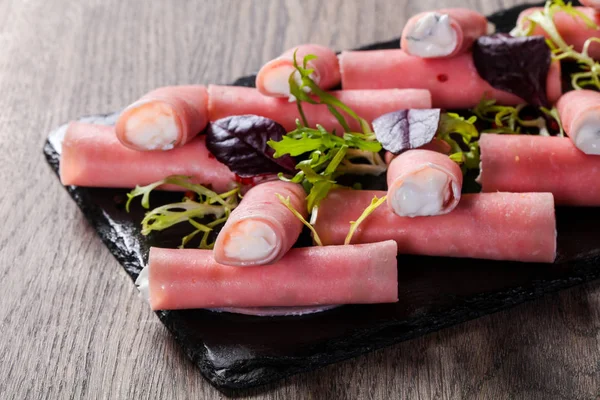 Ham plaka üzerinde peynir rulo dolması