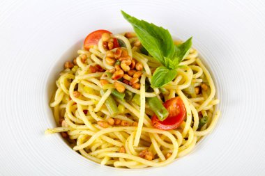 Vejetaryen makarna ile yeşil fasulye