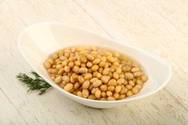 Dereotu şubesi ile kasede beyaz börülce