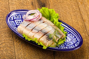 Ringa balığı filetosu dereotu ve soğan dilimlenmiş