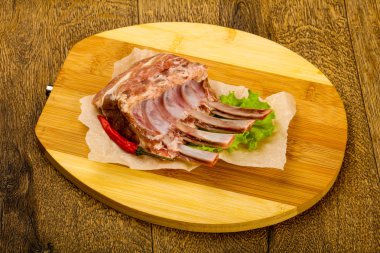 Ham kuzu kaburga ile biber yemek pişirmek için hazır