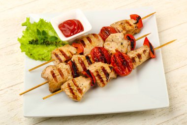 Izgara hindi şiş domates ve biber ile