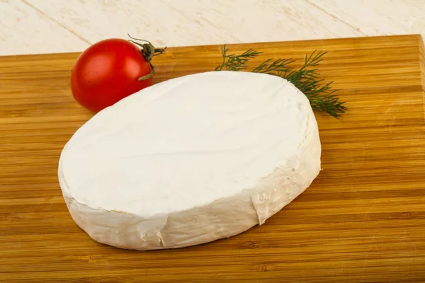 Camembert Ost Över Trä Bakgrunden — Stockfoto