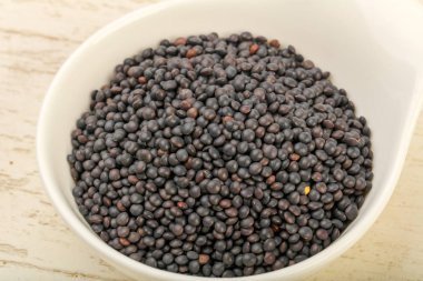 Kase üzerinde ahşap yemek pişirmek için hazır siyah mercimek