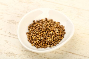 Kişniş tohumu yığın ahşap arka plan üzerinde