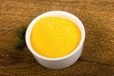 Ham polenta yemek pişirmek için hazır