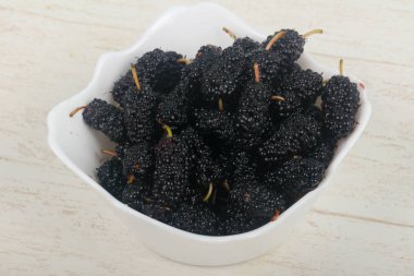 Ahşap arka plan üzerinde siyah dut yığın