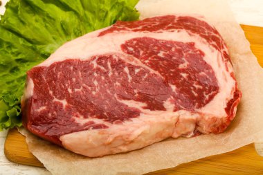 Pirzola pişmeye hazır.