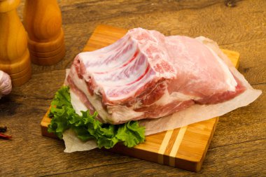 Pişirme için çiğ domuz eti