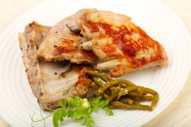 Kızarmış domuz kaburgası.