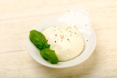 Fesleğen yaprakları ile Mozzarella peyniri