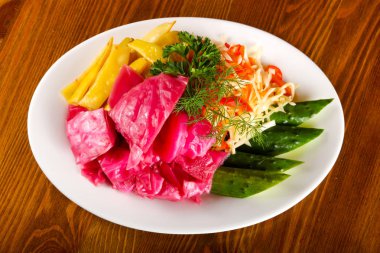 Pickked sebze - lahana, biber, salatalık