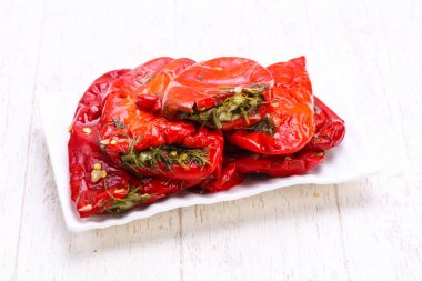 Dereotu ile kırmızı dolmalık biber turşusu