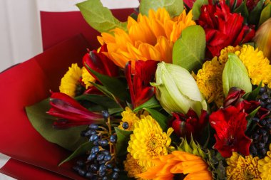 Çeşitli çiçek ile romantik buket